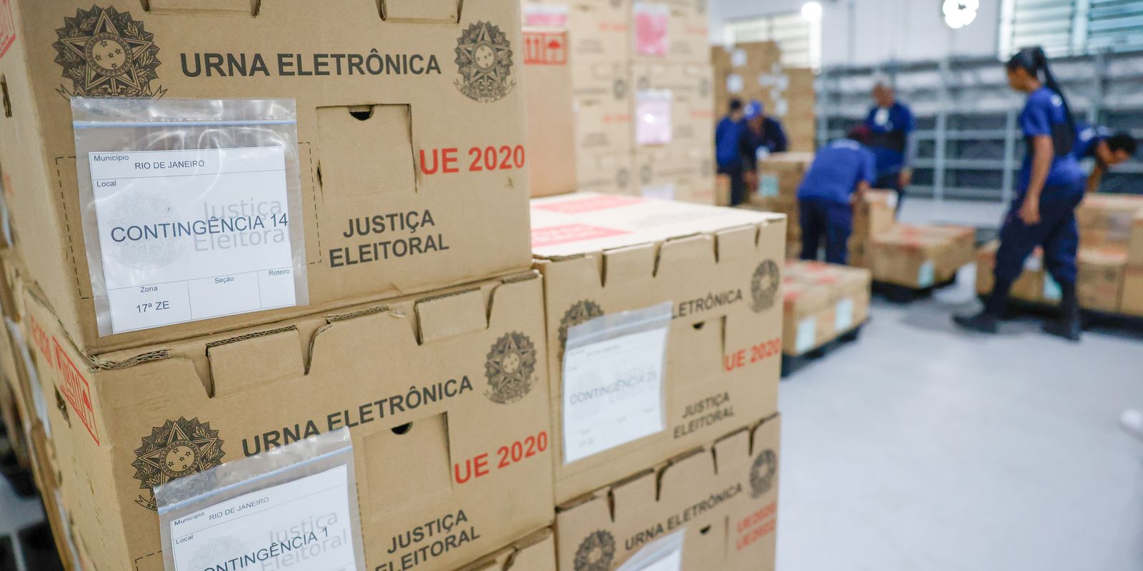 Urnas chegam aos locais de votação e tribunais fecham preparativos para o 1º turno