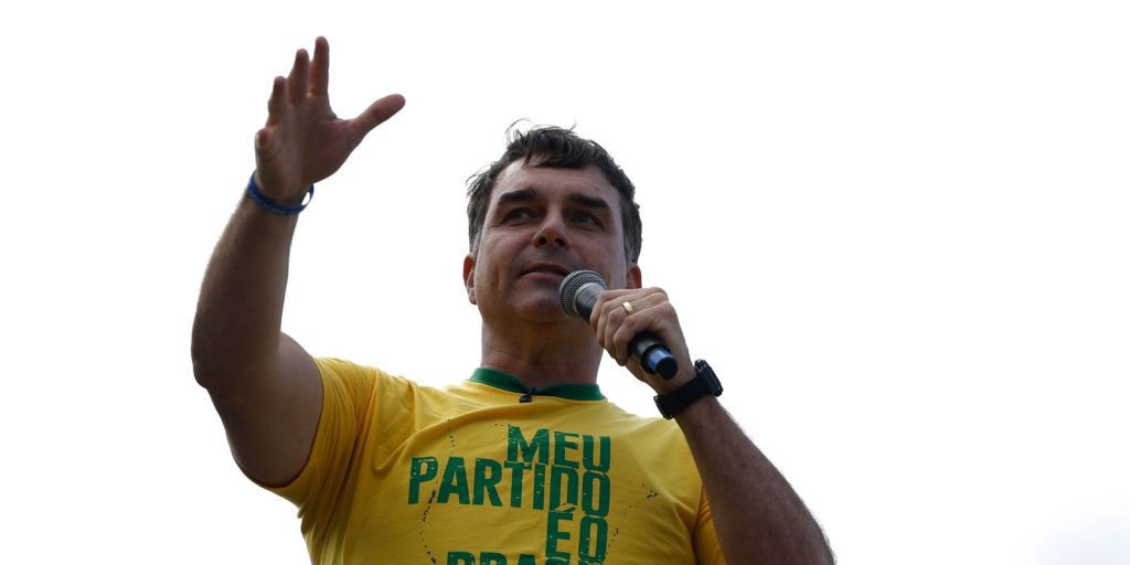 Simón Levy afirma que Flávio Bolsonaro está nos EUA e cita articulação de Marco Rubio