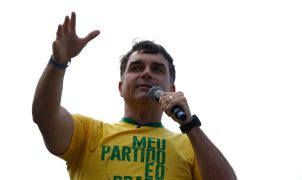 Simón Levy afirma que Flávio Bolsonaro está nos EUA e cita articulação de Marco Rubio