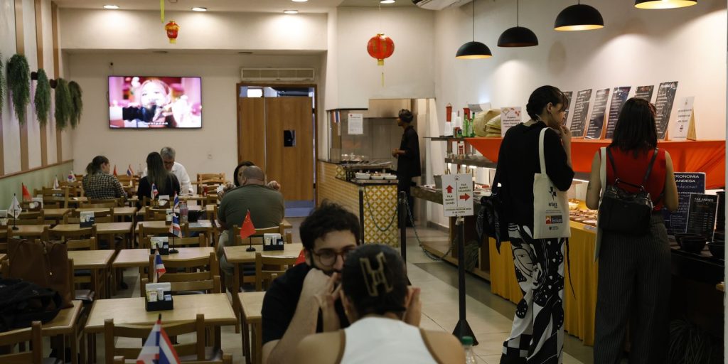 Serviços recuam 0,1% em agosto e ficam a 0,3% do recorde histórico