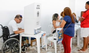 Quase 2 milhões de eleitores com deficiência votam em meio a barreiras de acesso