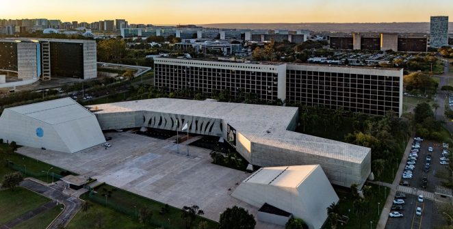 Meta diz ao TSE que trata candidaturas presidenciais de forma igualitária