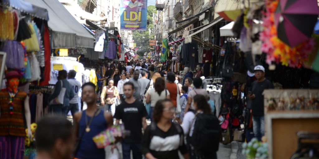 Desemprego recua a 5,2% e população ocupada atinge recorde de 103,6 milhões