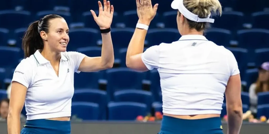 Stefani e Dabrowski eliminam campeãs olímpicas e vão à semifinal em Pequim