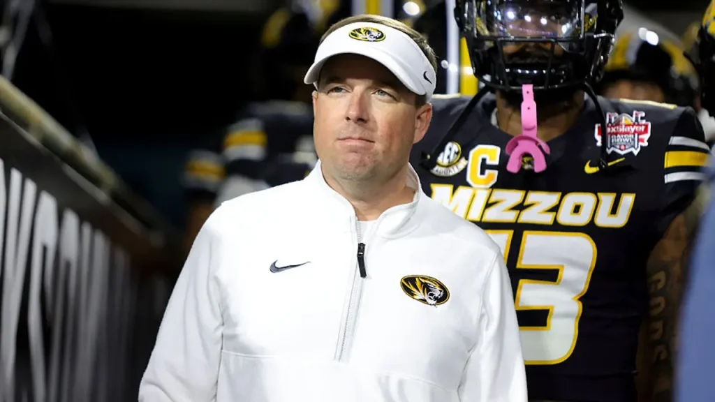 Drinkwitz rebate boatos sobre Ahmad Hardy e critica fóruns de torcedores do Missouri