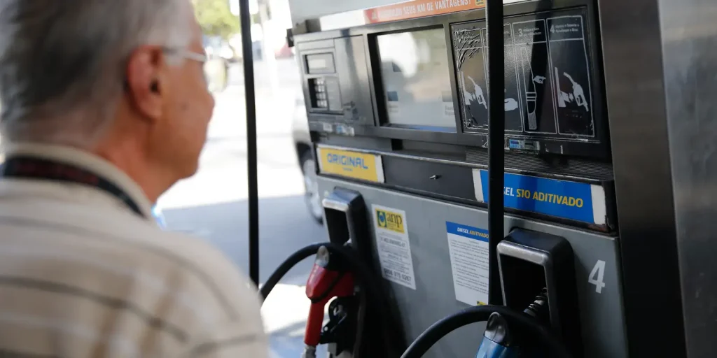 Diesel: governo renova por 30 dias subvenção de R$ 2,12 por litro