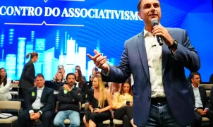 Flávio Bolsonaro visita pai em prisão domiciliar e recebe apoio do MDB e da indústria em São Paulo