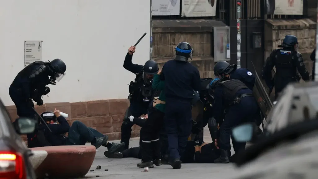 Quase mil detidos na França em novo dia de protestos; governo mobiliza 70 mil policiais