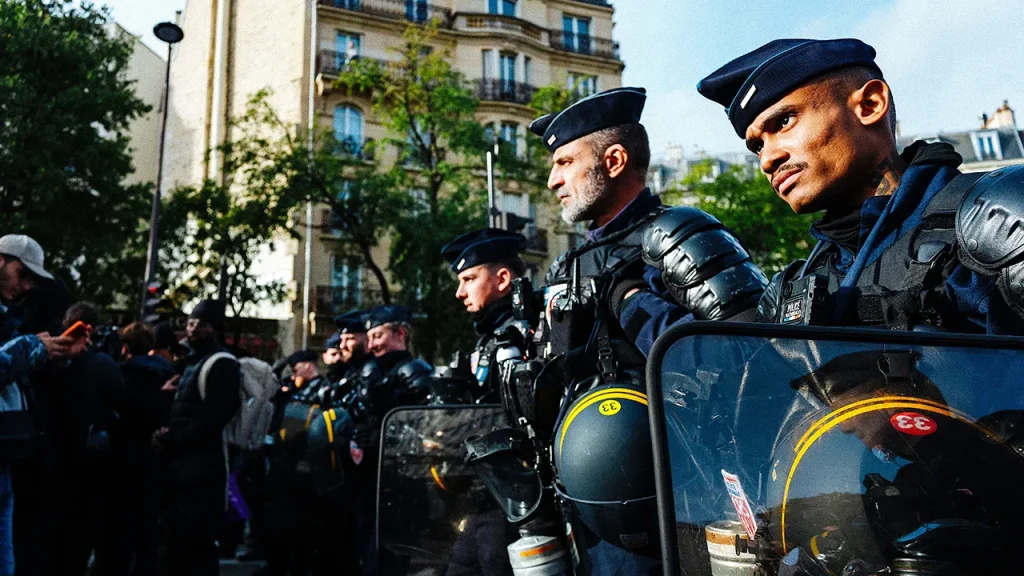 França mobiliza 70 mil policiais para conter protestos e investiga ataque suspeito de terrorismo perto de Paris