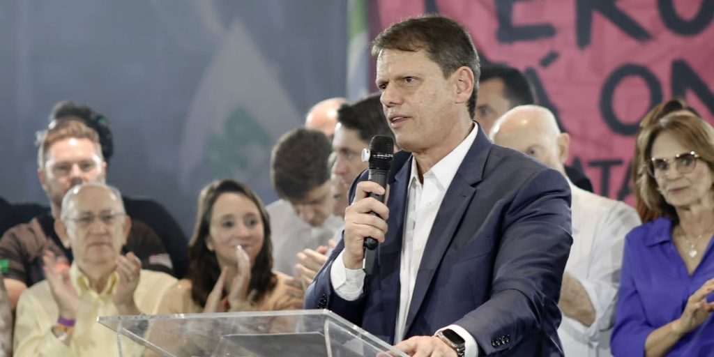 Tarcísio de Freitas é reeleito governador de São Paulo no primeiro turno