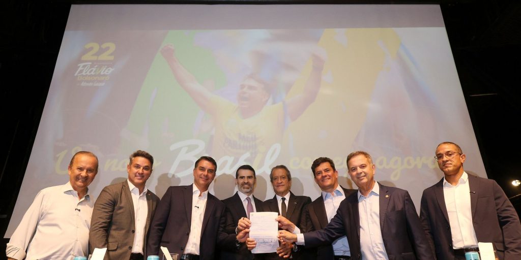 Flávio Bolsonaro reúne 14 governadores eleitos e recebe apoio de Augusto Cury