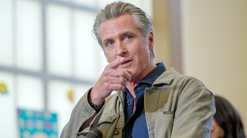 Newsom adota Bill Clinton como referência política para eventual candidatura em 2028