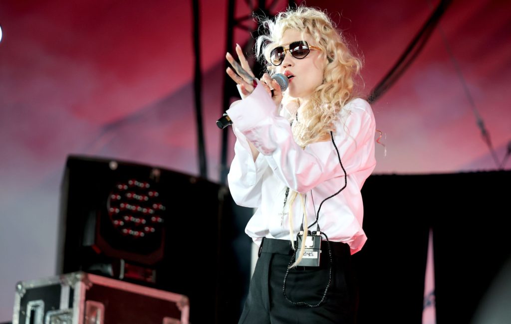 Grimes anuncia álbum Psyopera com single Accelerando e diz que disco não terá músicas sobre Elon Musk