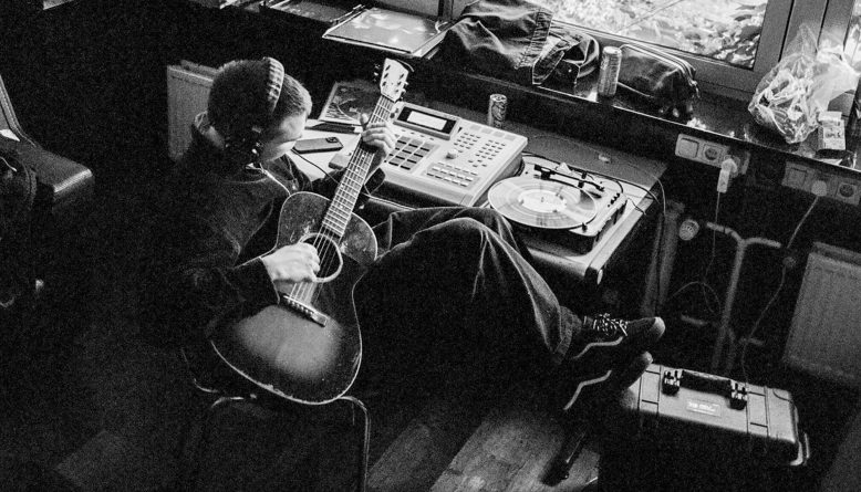 Harry Fowler, guitarrista do Wunderhorse, lança álbum solo surpresa Blankets