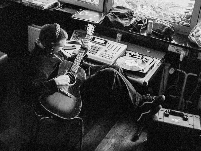 Harry Fowler, guitarrista do Wunderhorse, lança álbum solo surpresa Blankets