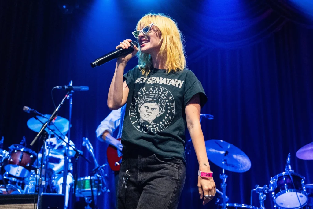 Hayley Williams critica ICE em show e recebe resposta do Departamento de Segurança Interna