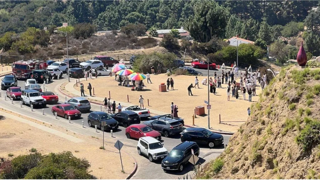 Moradores de Hollywood Hills processam prefeita Karen Bass por transtornos do turismo