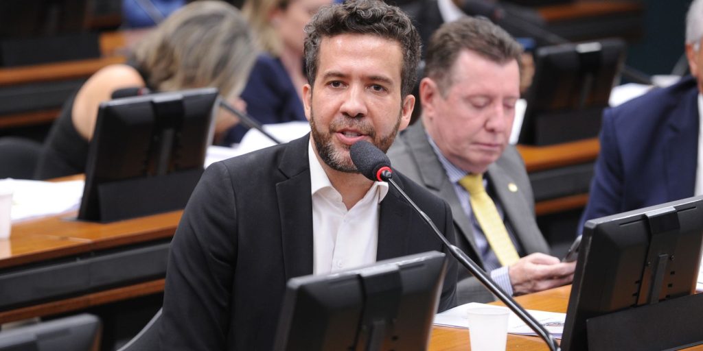 Janones critica suspensão do canal Exército do Lula e diz que censura já começou