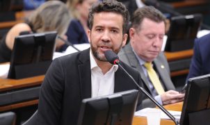 Janones critica suspensão do canal Exército do Lula e diz que censura já começou
