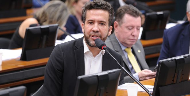 Janones critica suspensão do canal Exército do Lula e diz que censura já começou
