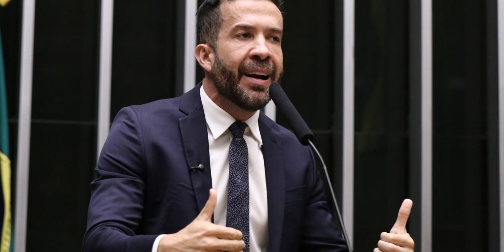 André Janones é internado na UTI com arritmia cardíaca em São Paulo