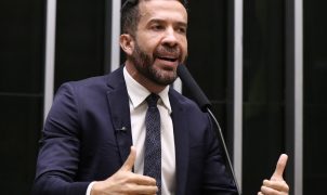 André Janones é internado na UTI com arritmia cardíaca em São Paulo