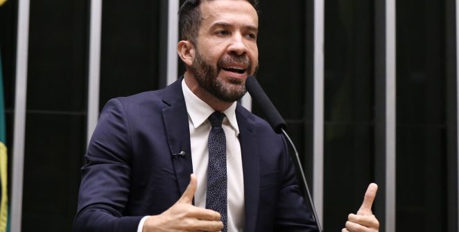 André Janones é internado na UTI com arritmia cardíaca em São Paulo