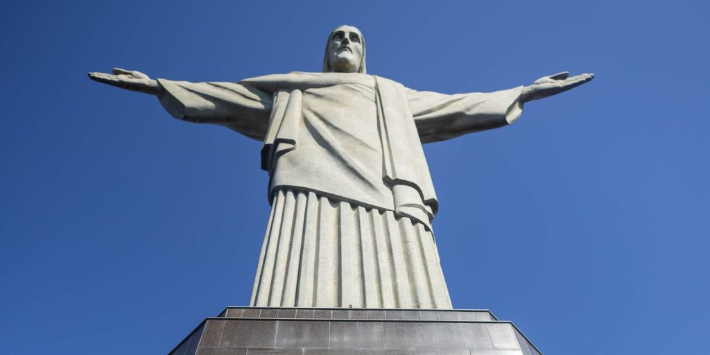 Cristo Redentor completa 95 anos com ações sociais e vigília no Corcovado