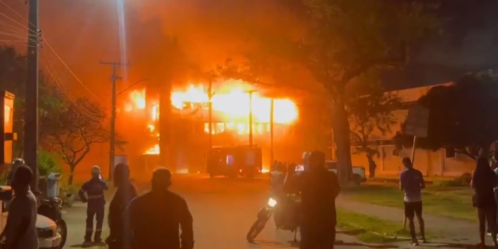 Incêndio atinge prédio com laboratórios no campus Recife da UFPE