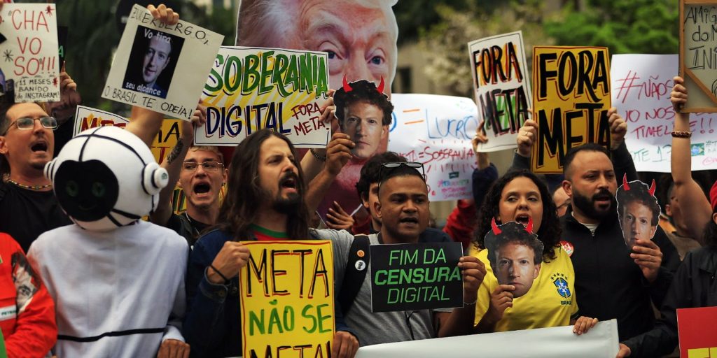 Manifestantes cobram transparência da Meta em ato na sede da empresa em São Paulo