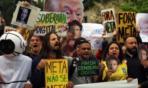 Manifestantes cobram transparência da Meta em ato na sede da empresa em São Paulo