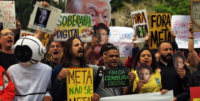 Manifestantes cobram transparência da Meta em ato na sede da empresa em São Paulo