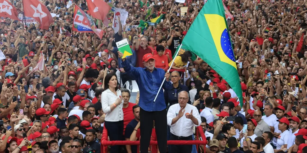Lula vence Flávio Bolsonaro e conquista quarto mandato com virada no segundo turno