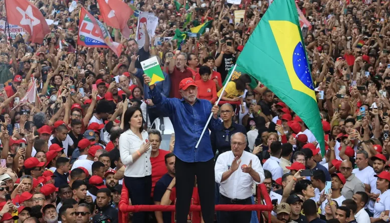Lula vence Flávio Bolsonaro e conquista quarto mandato com virada no segundo turno