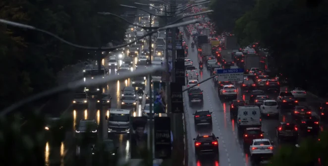 Temporal alaga centro de São Paulo, causa desabamentos e mata morador na Brasilândia