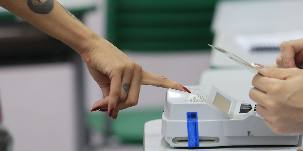 No Rio, eleitores madrugam nas seções e segundo turno flui sem filas mesmo sob chuva