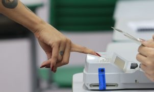 No Rio, eleitores madrugam nas seções e segundo turno flui sem filas mesmo sob chuva