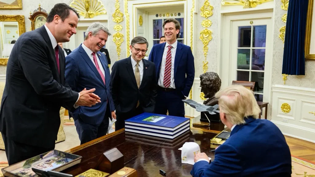Diretor de Assuntos Legislativos de Trump deixa o cargo após vitórias republicanas no Congresso