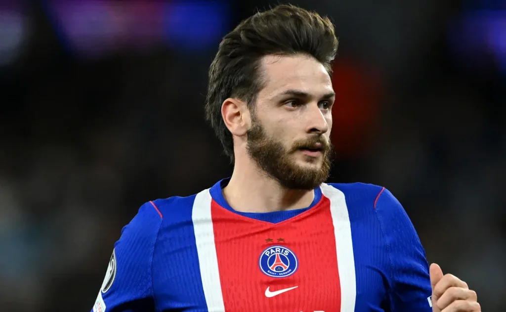 PSG perde Kvaratskhelia por lesão grave no joelho e acumula desfalques após vitória sobre o Barcelona