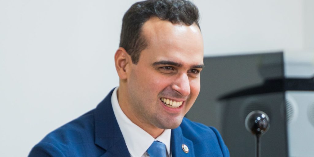 Lucas Ribeiro vence eleição na Paraíba no primeiro turno com 64,41% dos votos