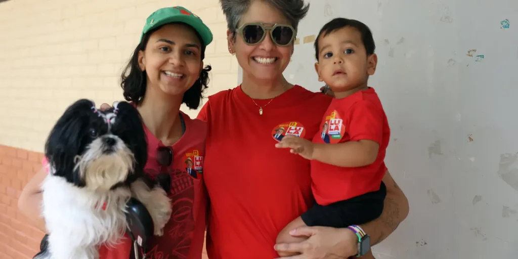Crianças acompanham pais às urnas no segundo turno e aprendem democracia na prática