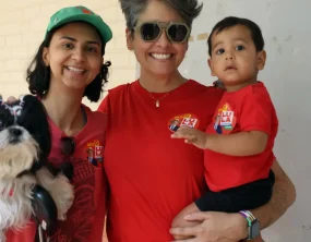Crianças acompanham pais às urnas no segundo turno e aprendem democracia na prática