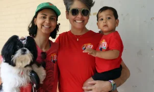 Crianças acompanham pais às urnas no segundo turno e aprendem democracia na prática