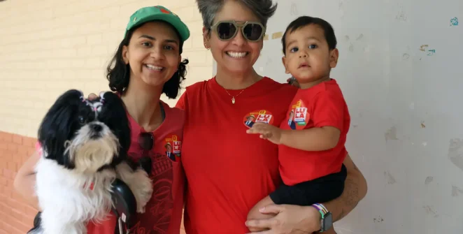 Crianças acompanham pais às urnas no segundo turno e aprendem democracia na prática