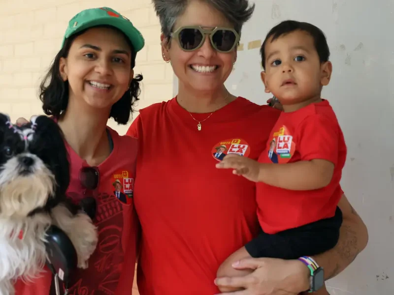 Crianças acompanham pais às urnas no segundo turno e aprendem democracia na prática
