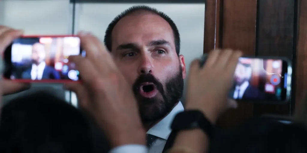 Eduardo Bolsonaro tem prisão aberta e pena pendente no BNMP após condenação no STF