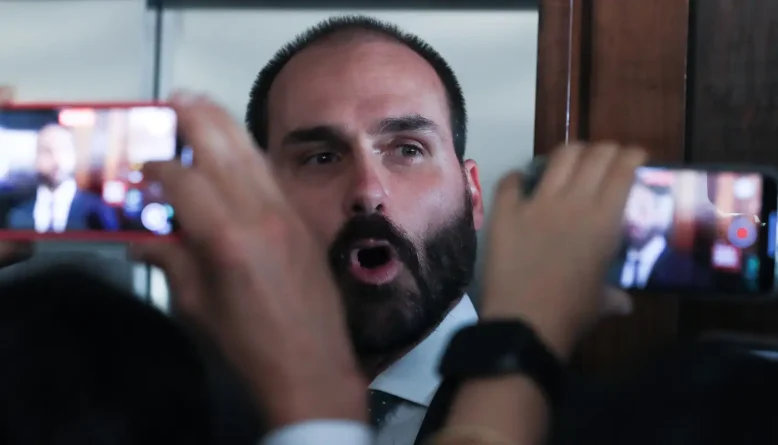 Eduardo Bolsonaro tem prisão aberta e pena pendente no BNMP após condenação no STF