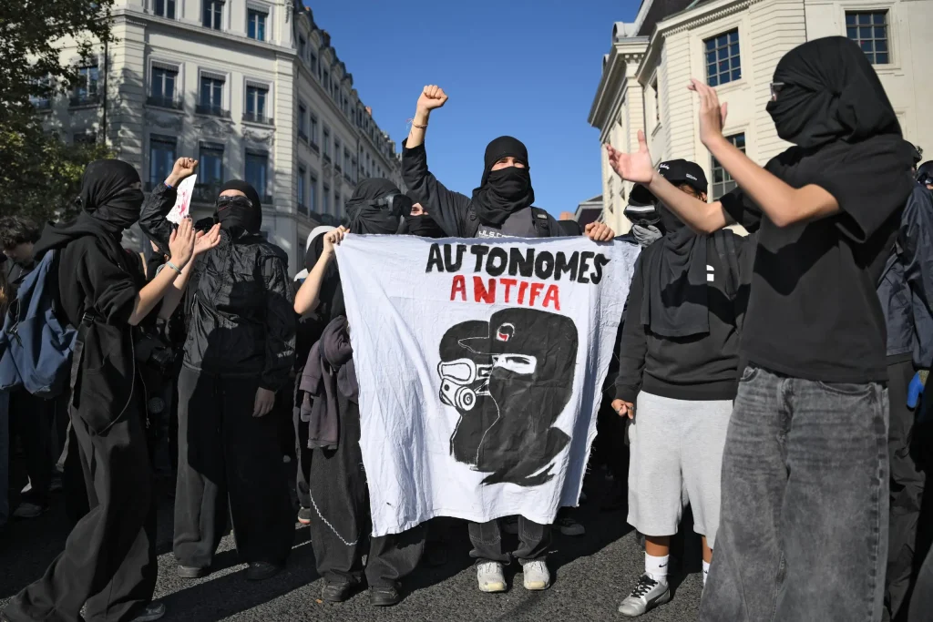 Rede de grupos radicais planeja protestos em Orléans e ações em todo o país