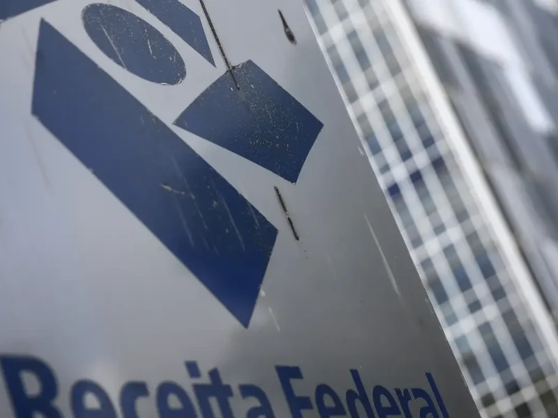 Receita paga R$ 41 bilhões em restituições do IR e orienta 500 mil a corrigir pendências