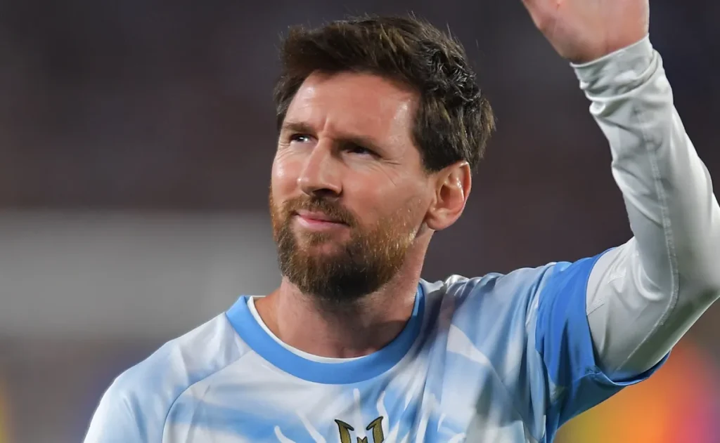 Messi chora no hino em sua despedida da seleção argentina, e camisa 10 vira debate